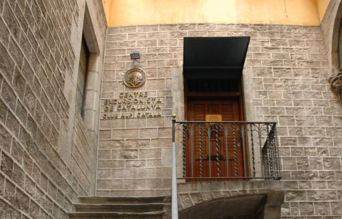 Entrance of the Centre Excursionista de Catalunya. CC BY-SA 3.0 - Josep Renalias / Wikimedia Commons