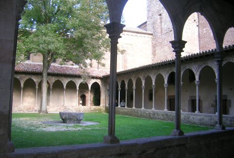 Claustro del monasterio de Sant Joan de les Abadesses. Xtv / Wikimedia Commons. Domini Púbic