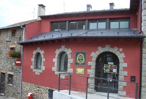 Vista de la fachada de la Farmàcia Esteve de Llívia. Dominio Público