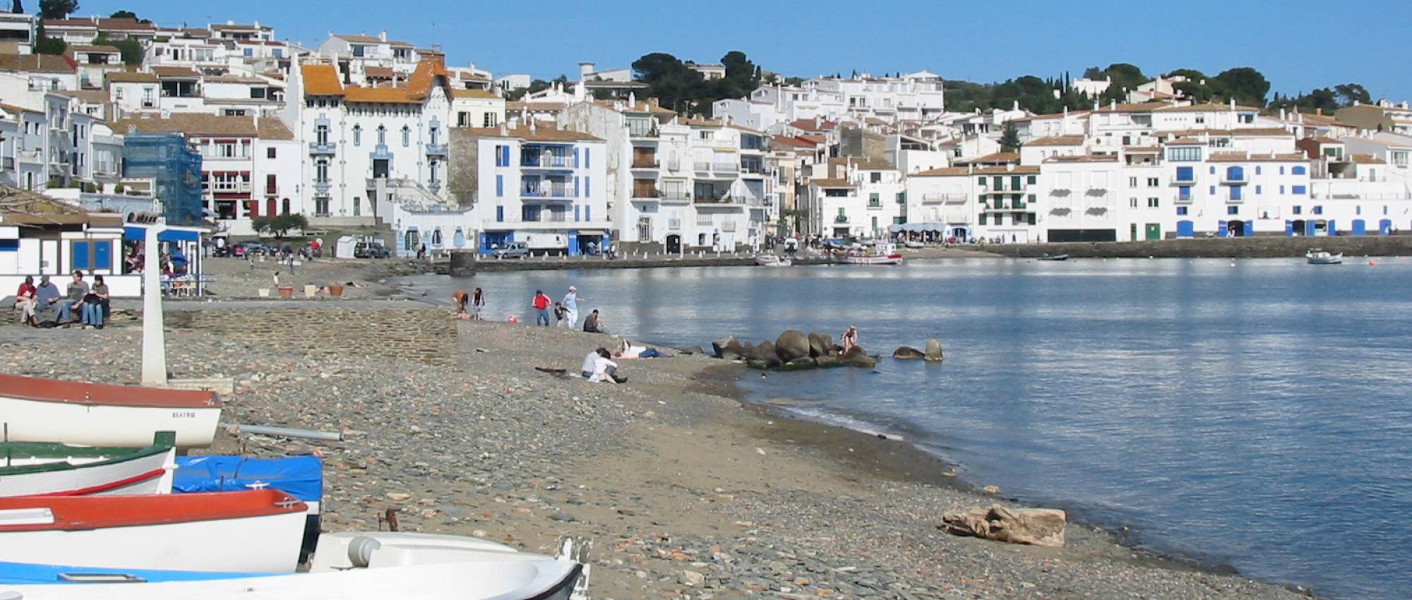 View of Cadaqués from the beach. CC BY-SA 3.0 - Gabriele Deley/ Wikimedia Commons