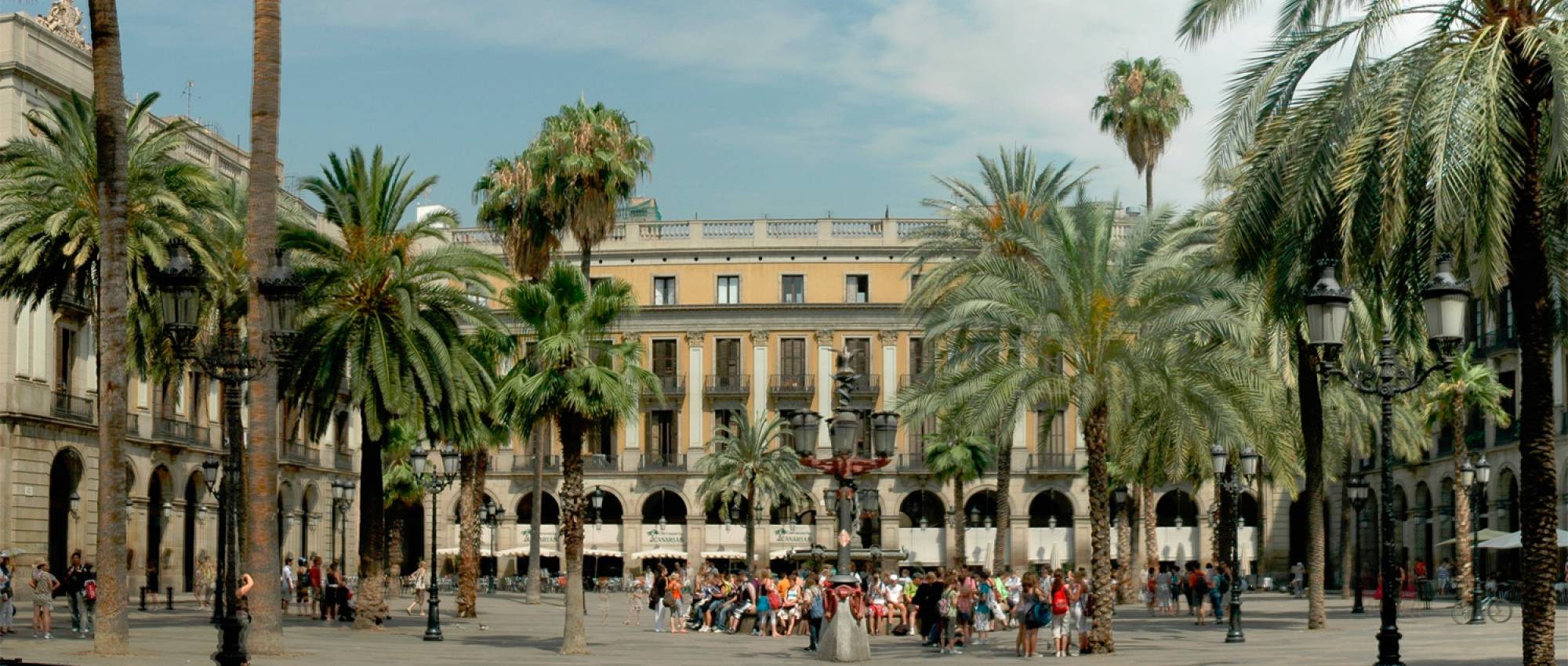 Plaça Reial (detail). CC BY-SA 3.0 - Josep Renalias / Wikimedia Commons