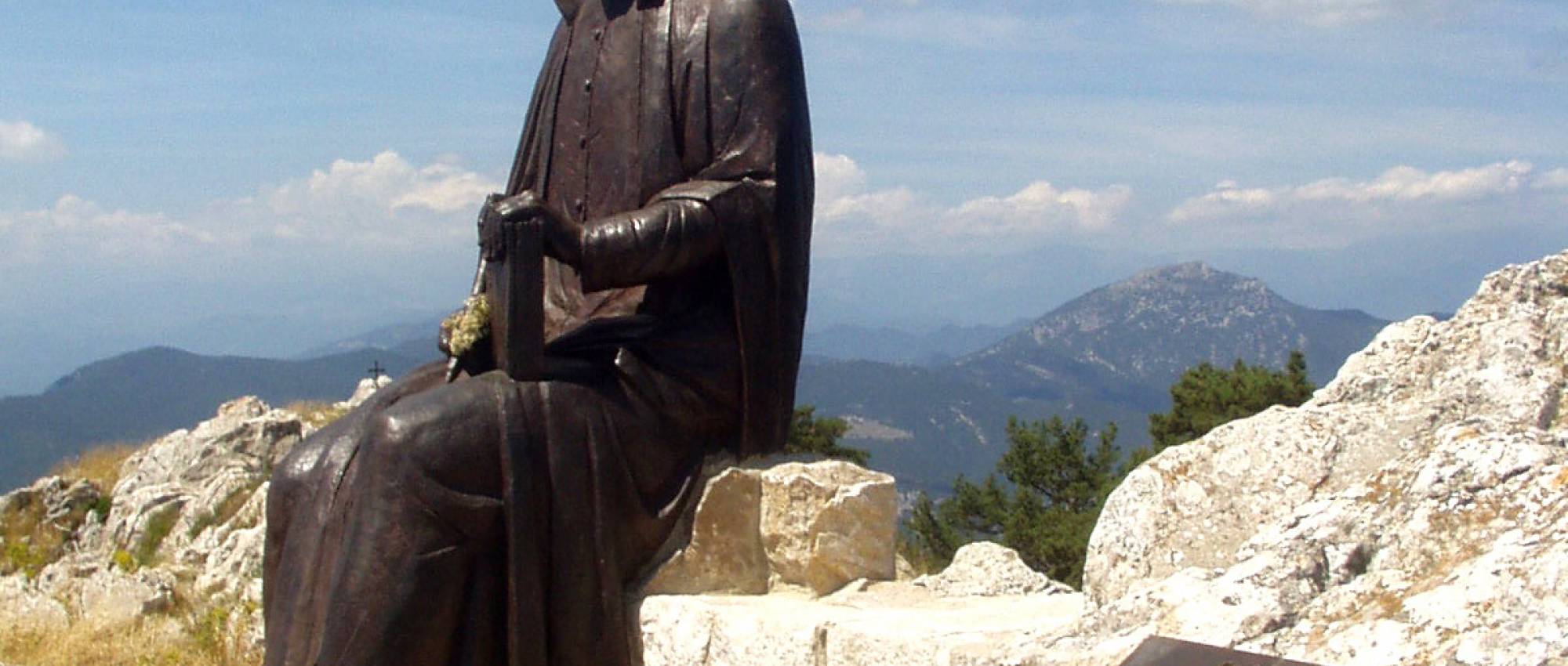 Monument dedicat a Jacint Verdaguer a la Mare de Déu del Mont. CC BY-SA 3.0 - DavidianSkitzou / Wikimedia Commons