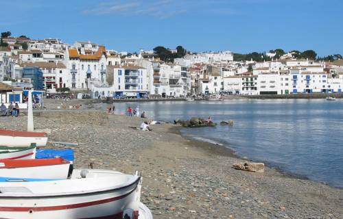 View of Cadaqués from the beach. CC BY-SA 3.0 - Gabriele Deley/ Wikimedia Commons