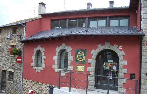 Vista de la fachada de la Farmàcia Esteve de Llívia. Dominio Público