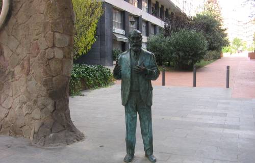Estatua de Antoni Gaudí, de Joaquim Camps. CC BY-SA 3.0 - Canaan / Wikimedia Commons