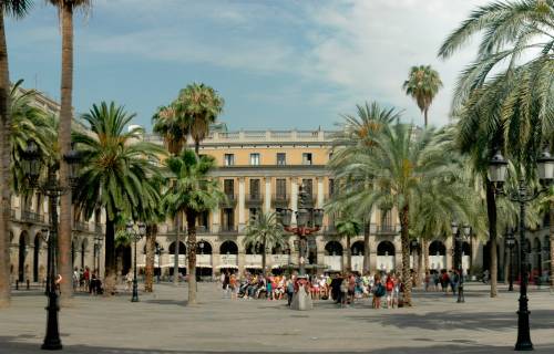 Plaça Reial (detail). CC BY-SA 3.0 - Josep Renalias / Wikimedia Commons