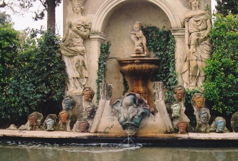 Fountain in the garden of the Castle of Púbol.. Gordito1869 / Wikimedia Commons. CC BY 3.0