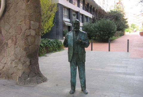 Antoni Gaudí's statue. CC BY-SA 3.0 - Canaan / Wikimedia Commons