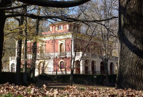 View of the mansion in the Parc Nou, in Olot. CC BY-NC-ND 2.0 - Xavier Béjar / Flickr