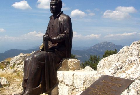 Monument dedicat a Jacint Verdaguer a la Mare de Déu del Mont. CC BY-SA 3.0 - DavidianSkitzou / Wikimedia Commons