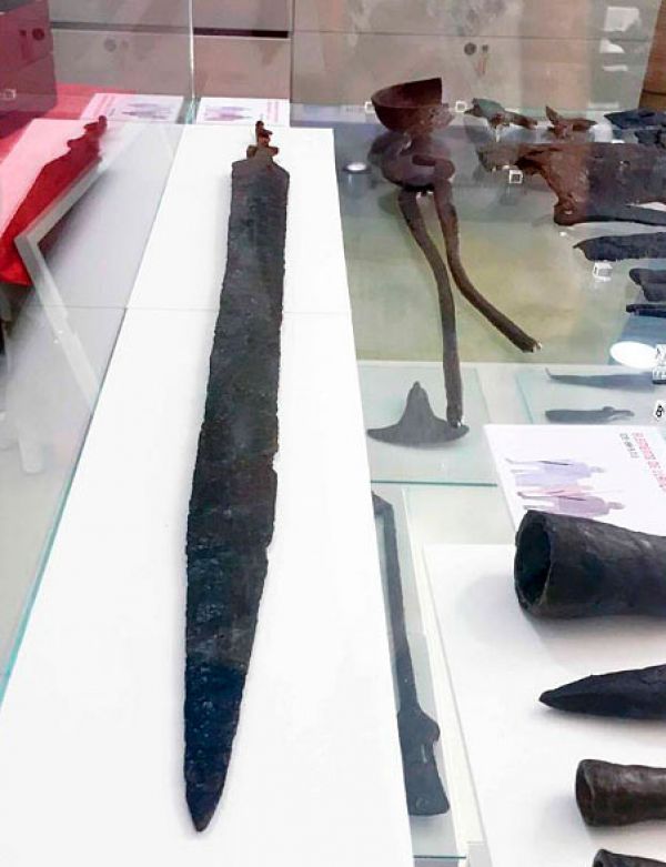 La espada romana del ‘Camp de les Lloses’ se exhibe por primera vez