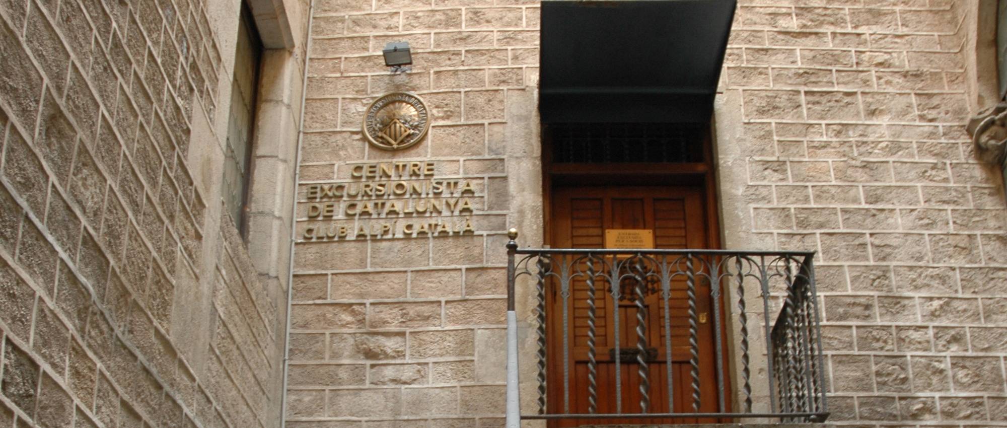 Entrance of the Centre Excursionista de Catalunya. CC BY-SA 3.0 - Josep Renalias / Wikimedia Commons