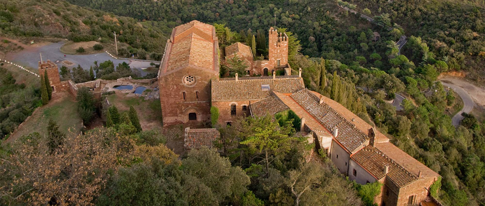 Vista aèria del Castell Monestir d'Escornalbou. SBA73 / Wikimedia Commons. CC BY-SA 2.0