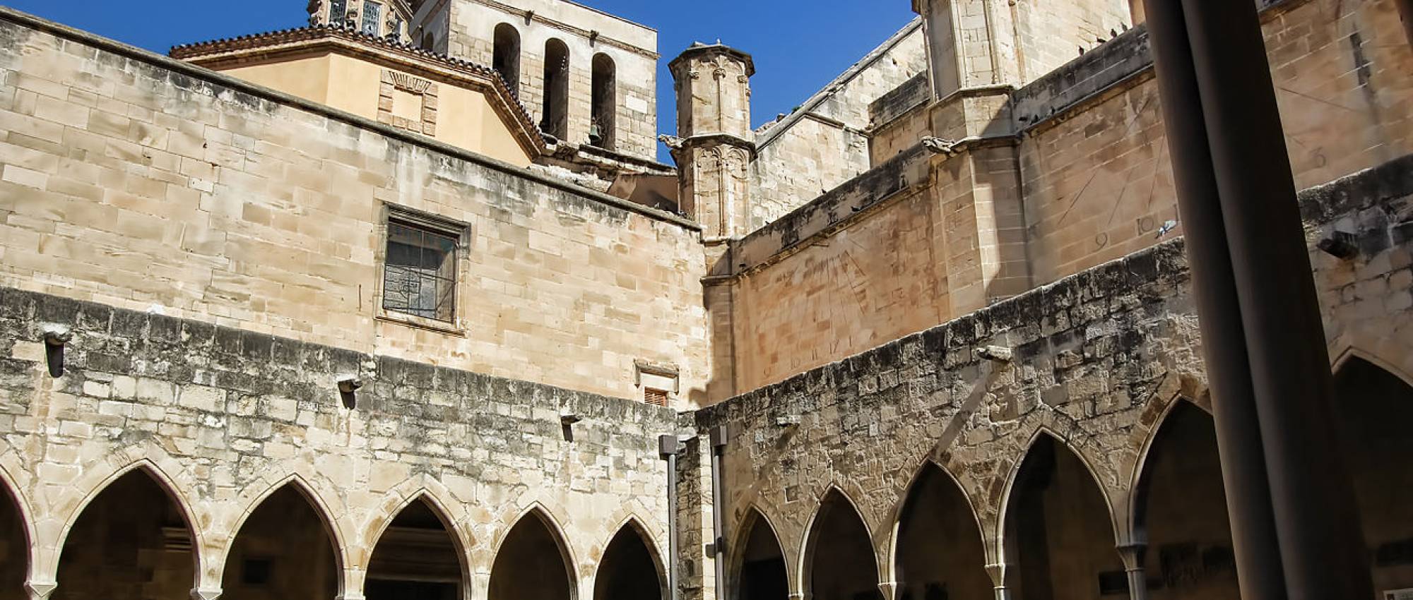 The cloister of the Cathedral of Santa Maria de Tortosa. Carme Ribes Moreno / Wikimedia Commons. CC BY-SA 3.0