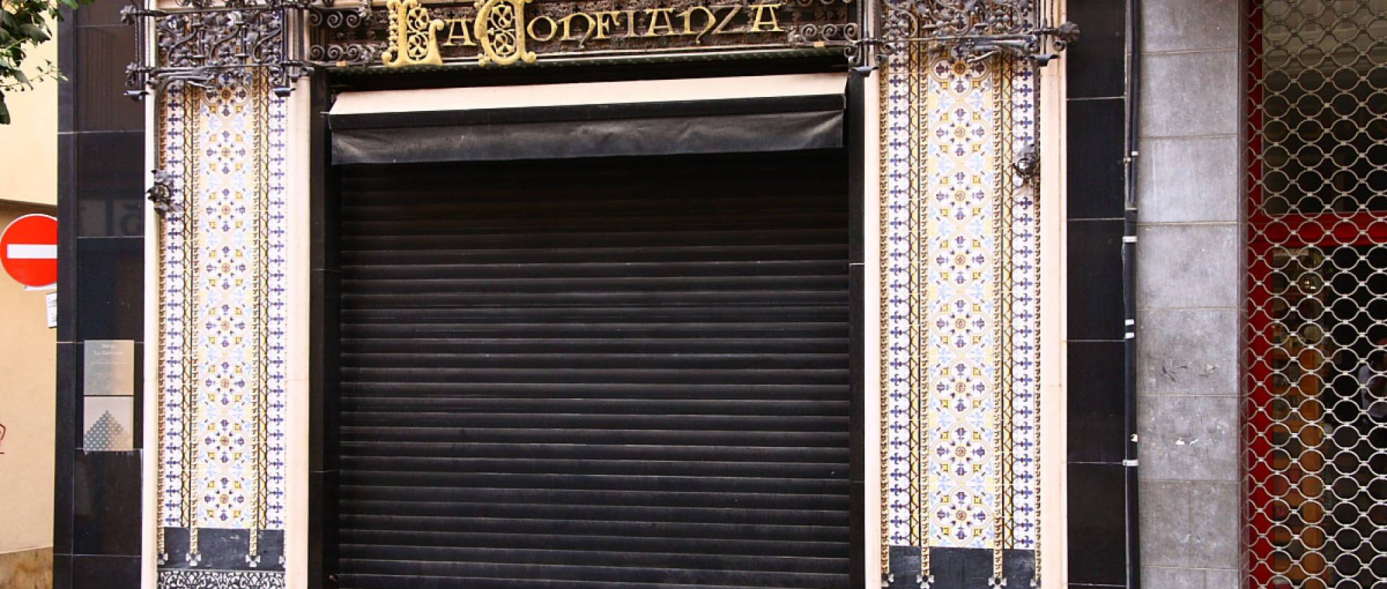 Porta de la Fideueria La Confiança de Mataró. CC BY 3.0 - amadalvarez / Wikimedia Commons