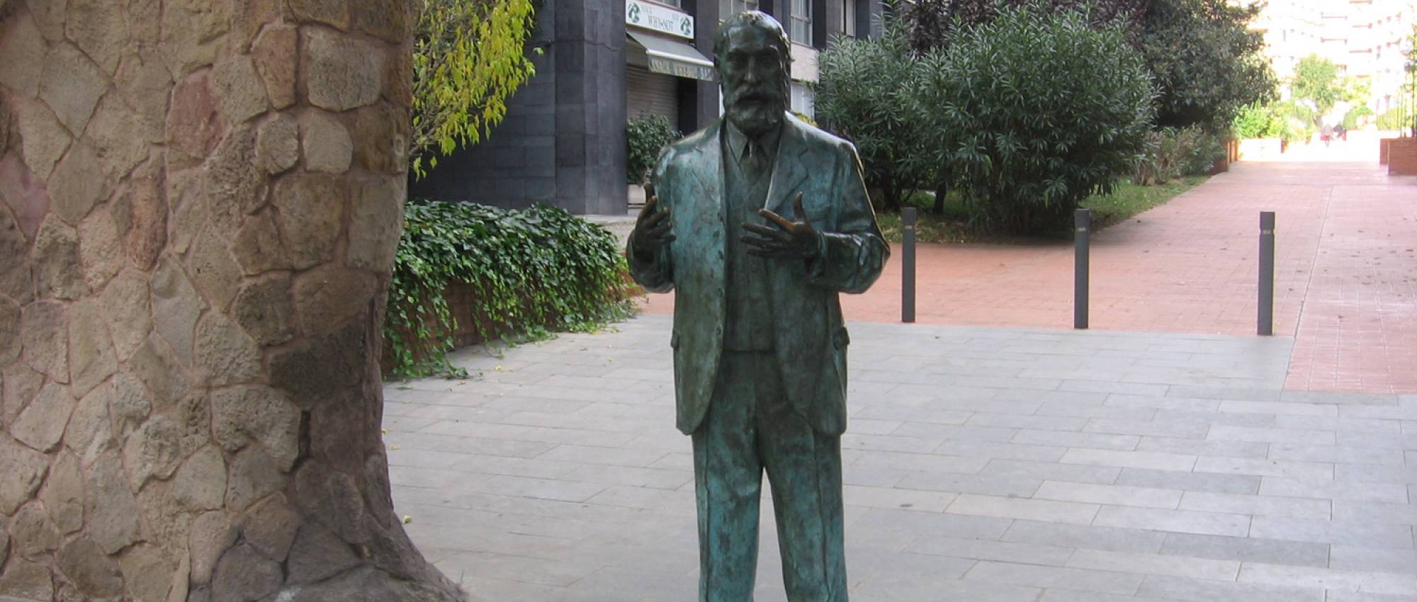 Antoni Gaudí's statue. CC BY-SA 3.0 - Canaan / Wikimedia Commons