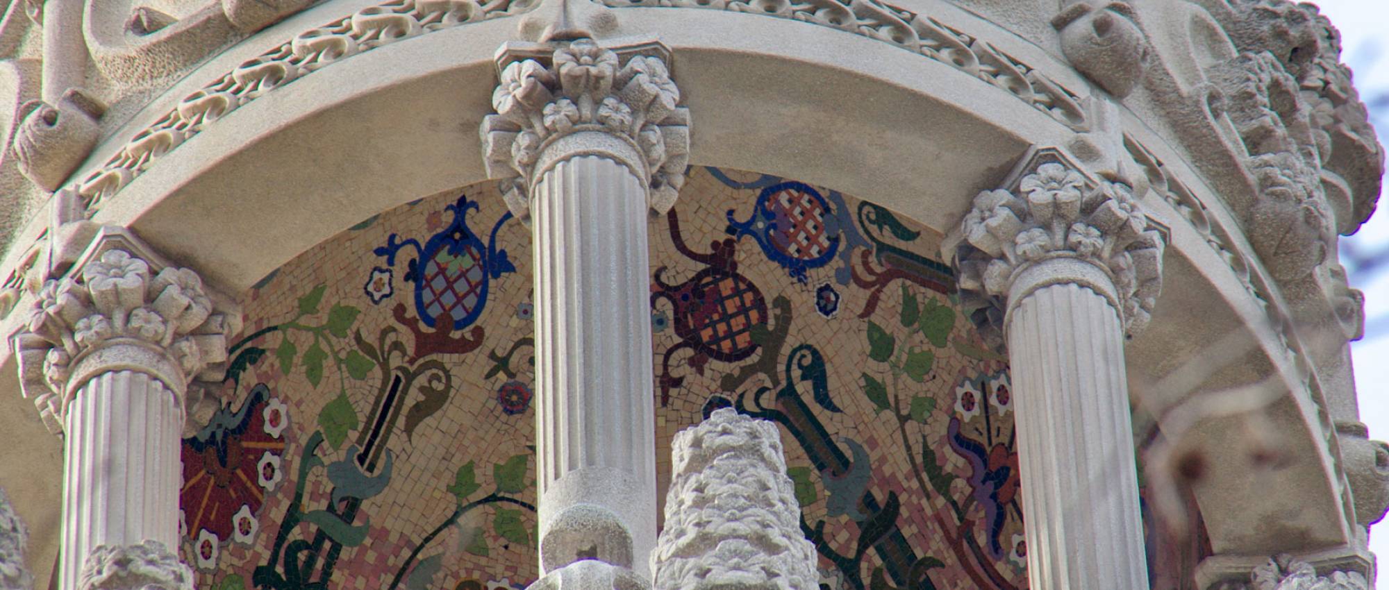 Mosaico del techo de la torre de la terraza. Amadalvarez / Wikimedia Commons. CC BY-SA 3.0