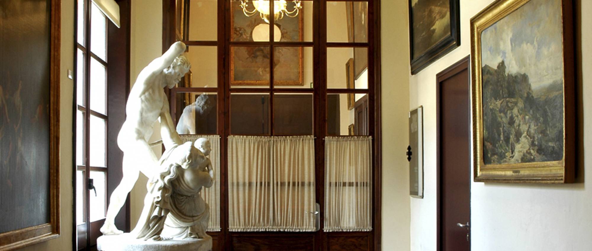 Passadís d'entrada a la Reial Acadèmia Catalana de Belles Arts de Sant Jordi. RACBASJ / Wikimedia Commons. Domini públic